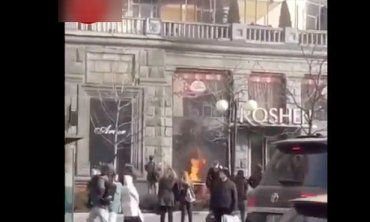 В Киеве второй за сутки магазин "Рошен" охватил огонь