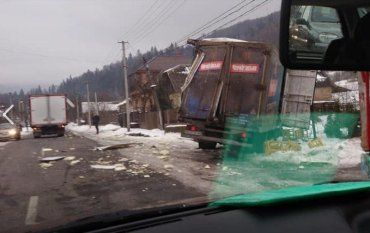 ДТП в Закарпатье: По всей дороге валяется еда, грузовик вылетел с дороги