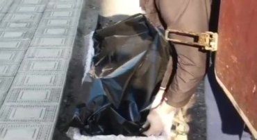 Пакет порвался в руках: Умершего от коронавируса украинца вернули семье в черном пакете 