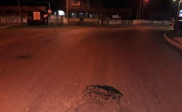 В Ужгороді з’явилося провалля на відремонтованій вулиці — водій «втратив» колесо