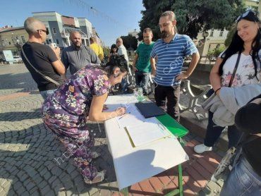 В Мукачево жители вышли с акцией под стены горсовета 