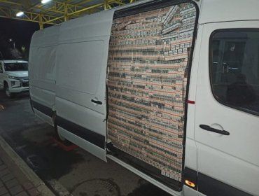 "Липовый" дипломатический работник вывозил за границу упакованный сигаретами микроавтобус