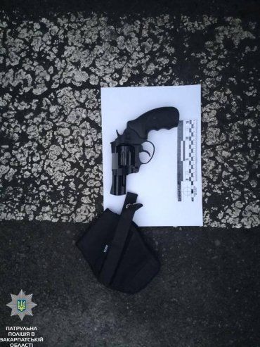 На кордоні на Закарпатті у водія Audi Q5 знайшли в бардачку пістолет