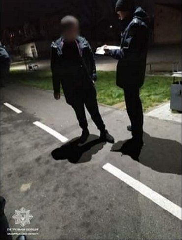 В Мукачево под ночь подозрительные парни попали в поле зрения полицейский 
