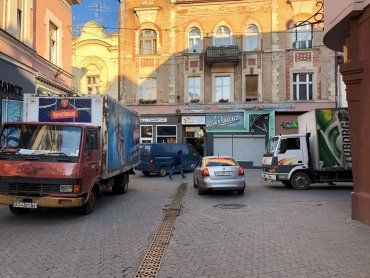 Магазины-паразиты заполоняют исторический центр Ужгорода