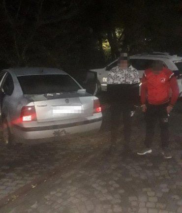 Ночью в Закарпатье двое подозрительных парней сразу же привлекли внимание полицейский 
