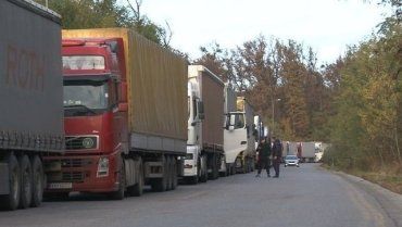 Гигантская очередь на украинско-словацкой границе в Закарпатье: Причины ее возникновения и решения