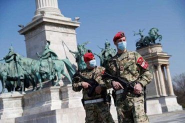 В столице Венгрии с сегодняшнего дня запретили выходить на улицу без масок
