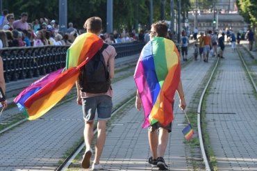 В Венгрии однополым парам запретили усыновлять детей
