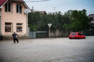 Ужгород ушел под воду: по улицам "плавают" люди и авто