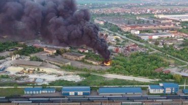 Густой столб дыма видно издалека: В Ужгороде горят шины