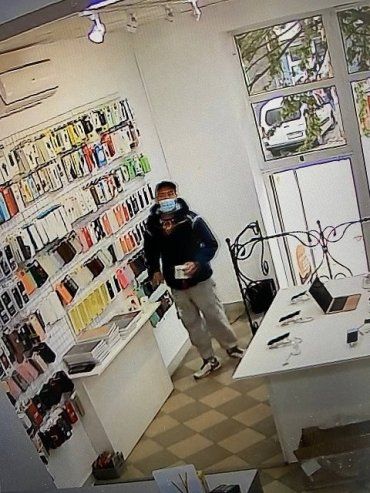 Дерзкая кража произошла в магазине мобильных гаджетов в центре Ужгорода.