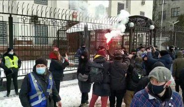 В Киеве под посольством РФ националисты разогнали акцию за Навального