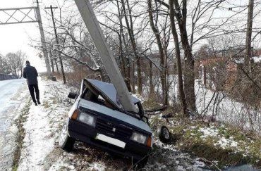 Авария в Закарпатье: ВАЗ влетел в электроопору, авто всмятку