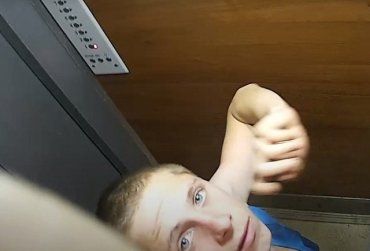 В Ужгороде оборзевший вор украл камеру видеонаблюдения в лифте 