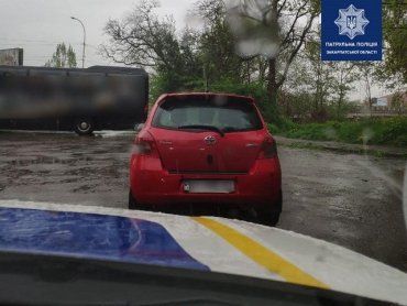 В Закарпатье буйный водитель устроил патрульным "веселье" 