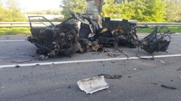Под Львовом парень на Volkswagen на полном ходу влетел в грузовик DAF и погиб