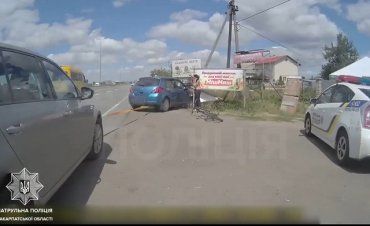 На трассе Киев-Чоп, вблизи Ужгорода, патрульные вызволяли авто из кювета