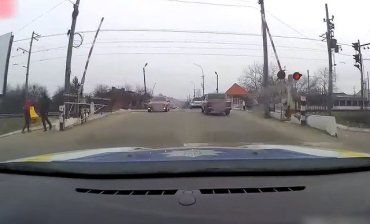 В Закарпатье водитель не заметил едущих за ним патрульных и влетел по полной 