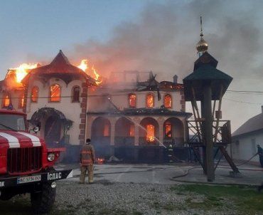 В Черновицкой области ночью сгорел храм Иова Почаевского УПЦ
