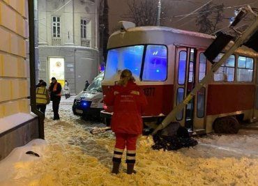 В Днепре трамвай сошел с рельсов и влетел в светофор, погибла женщина