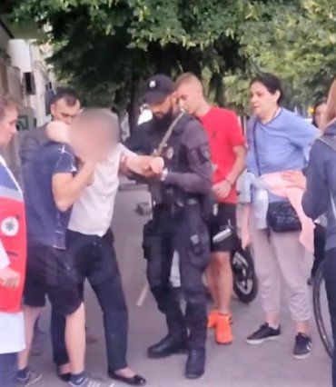В Закарпатье женщина упала посреди улицы на глазах у патрульных
