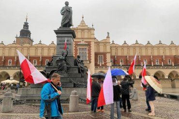 В Польше разъяренные националисты прогнали "оккупировавших" центр украинцев