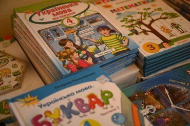 Выехавшие за границу украинские дети-беженцы получат 1300 учебников.