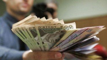 В Украине реальная зарплата упала на 18%