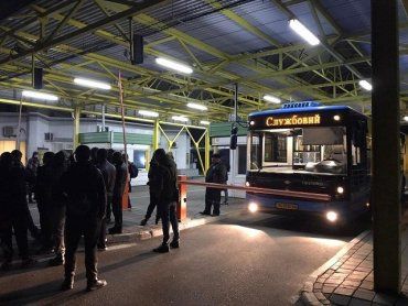 Коммунальный транспорт Ужгорода переправляет украинцев через границу с Венгрией