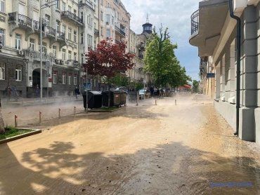 Из-за масштабного прорыва трубы центр Киева залило кипятком