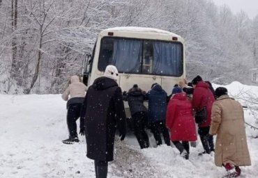 В Закарпатье люди спасли рейсовый автобус от падения в пропасть