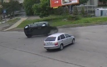 ДТП с перевертышем в Ужгороде: От удара при столкновeнии Mercedes «приземлился» на крышу