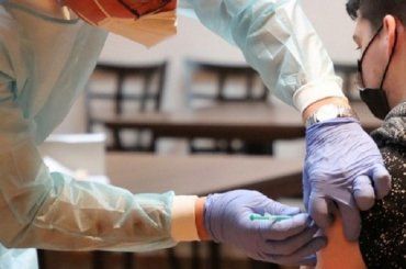 Украинцам введут третьею дозу COVID-вакцины: кто в списке