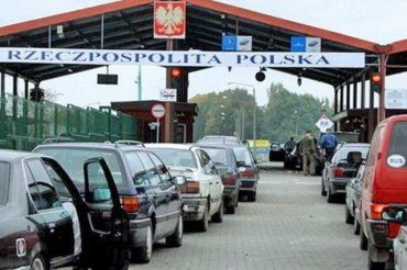 Польша изменила правила въезда: Украинцы на границе должны будут сдать тест