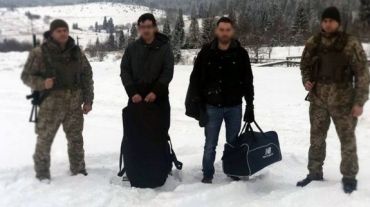 У Карпатах затримали двох французів-контрабандистів з сигаретами в рюкзаках