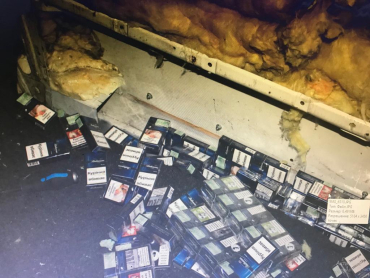 У ПП "Тиса" в стінці багажного відсіку мікроавтобуса Peugeot виявили 290 пачок сигарет "Rothmans"