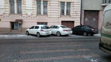 У Мукачеві "олені" креативно припаркувалися неподалік відділку поліції
