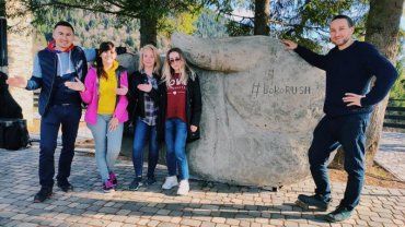В Закарпатье гигантская ладонь зацепила внимание сотен туристов