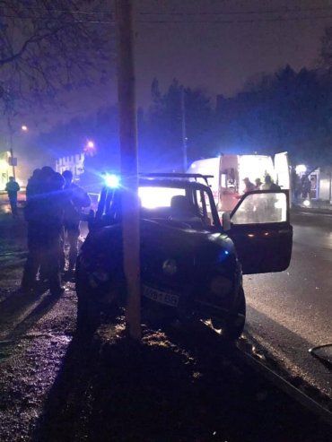 Нічна ДТП в Ужгороді: автомобіль врізався у стовп