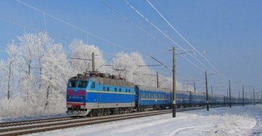 Поїзд "Укрзалізниці" із Закарпаття на Київ застряг посеред поля