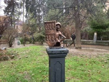Уже 43-я мини-скульптура пополнила туристический маршрут «Мини-скульптуры Ужгорода»