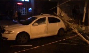 В Ужгороді автомобіль наскрізь протаранив квітковий магазин: з'явилось відео з місця ДТП