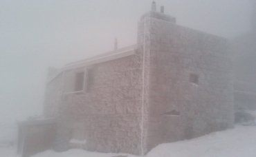 В Закарпатье густой туман осел на вершине горы Поп Иван