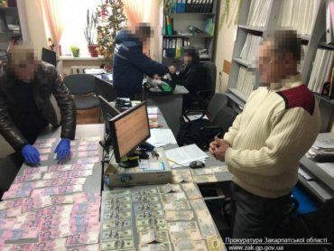 В Закарпатье за взятку пустят по суд работника центра занятости