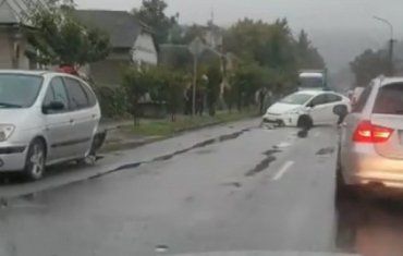 Дві автівки не розминулися на Закарпатті через ранкову негоду із сильним дощем
