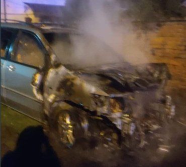 Ночной город в Закарпатье осветил "огненный автомобиль", подожженый двумя неизвестными