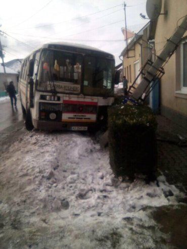Закарпаття. Рейсовий автобус протаранив бетонний стовп у Сваляві