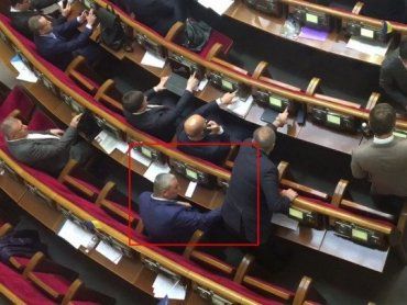 Голосовал за себя и за того парня: Депутат-кнопкодав из Закапатья штрафов не боится