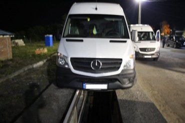 В Закарпатье на границе конфисковали микроавтобус с левым VIN-кодом